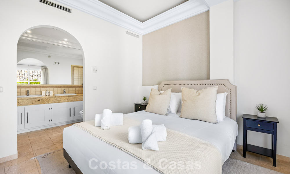 Gran villa mediterránea de lujo en primera línea de golf en La Quinta, Marbella - Benahavís 805568