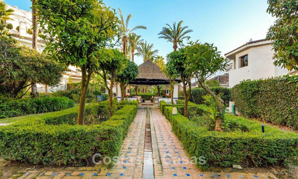 Apartamentos en venta en “Golden Beach”, un complejo residencial en primera línea de playa en Elviria, Marbella Este 805250