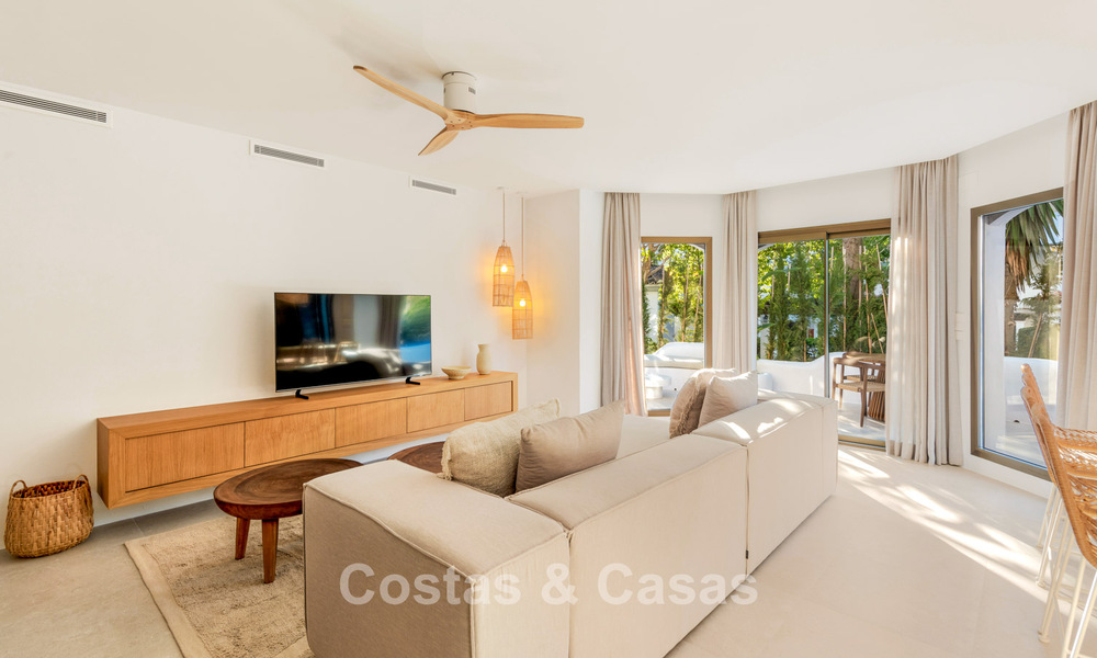 Apartamentos en venta en “Golden Beach”, un complejo residencial en primera línea de playa en Elviria, Marbella Este 805255