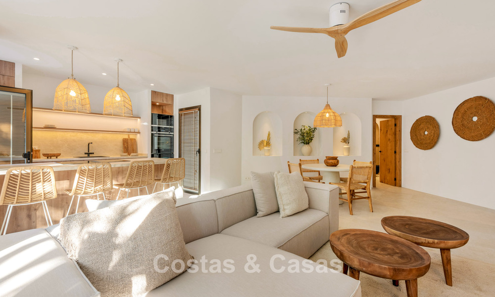 Apartamentos en venta en “Golden Beach”, un complejo residencial en primera línea de playa en Elviria, Marbella Este 805256