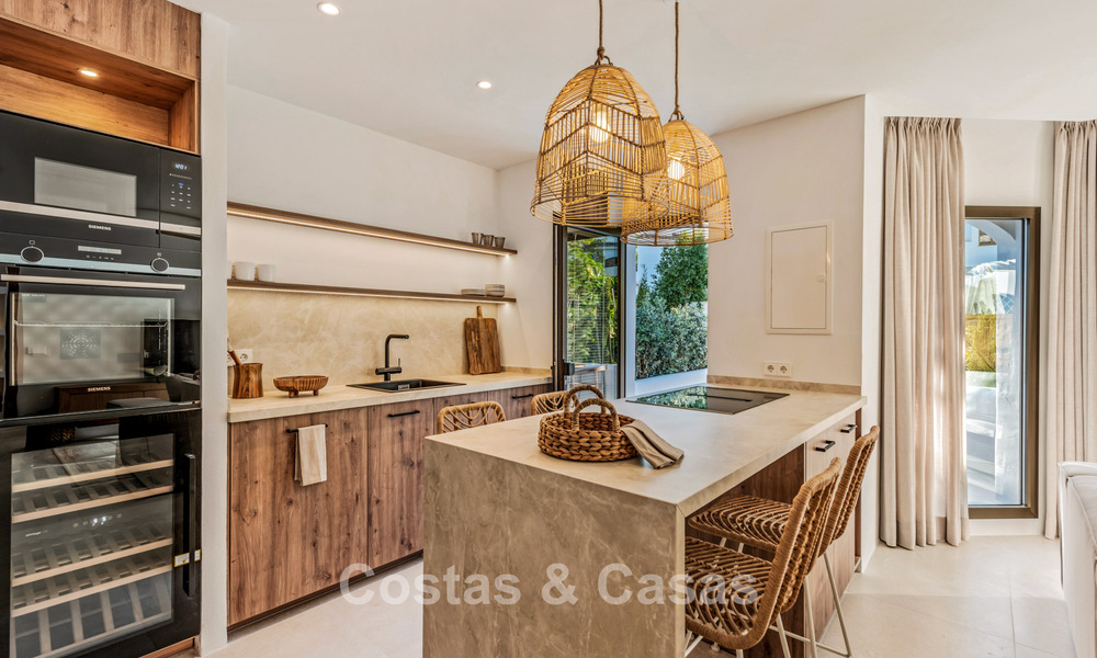 Apartamentos en venta en “Golden Beach”, un complejo residencial en primera línea de playa en Elviria, Marbella Este 805263