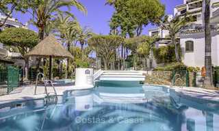 Apartamentos en venta en “Golden Beach”, un complejo residencial en primera línea de playa en Elviria, Marbella Este 805266 