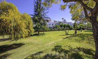 Apartamentos en venta en “Golden Beach”, un complejo residencial en primera línea de playa en Elviria, Marbella Este 805270 