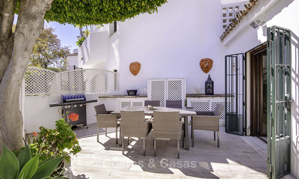 Apartamentos en venta en “Golden Beach”, un complejo residencial en primera línea de playa en Elviria, Marbella Este 805271
