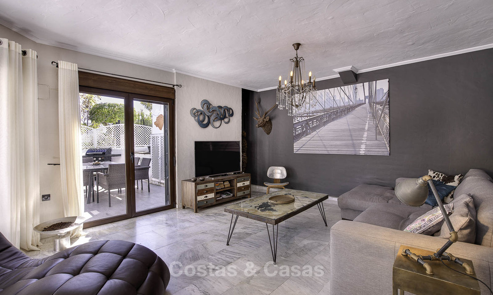 Apartamentos en venta en “Golden Beach”, un complejo residencial en primera línea de playa en Elviria, Marbella Este 805275