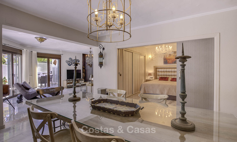Apartamentos en venta en “Golden Beach”, un complejo residencial en primera línea de playa en Elviria, Marbella Este 805276