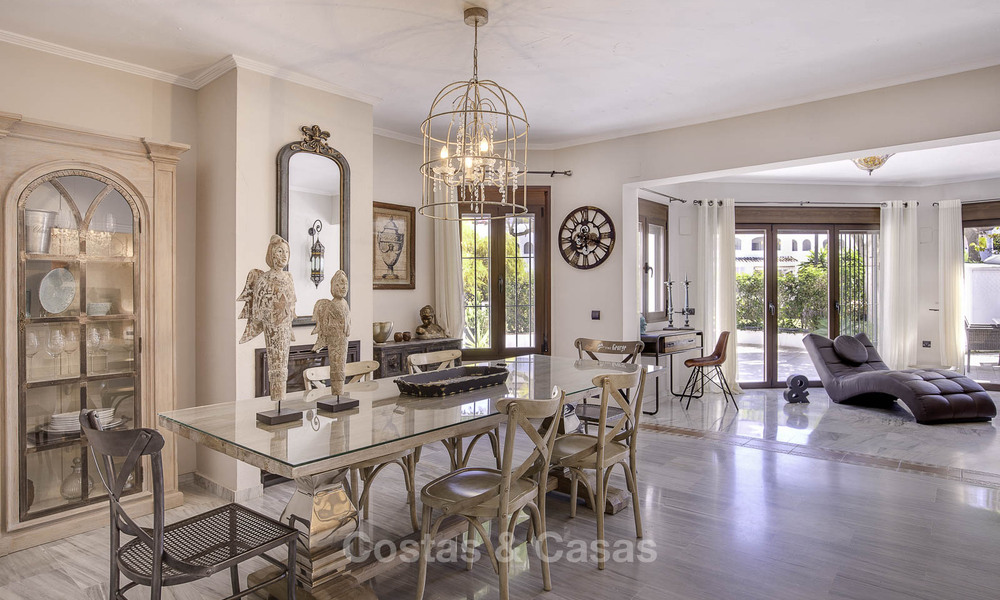 Apartamentos en venta en “Golden Beach”, un complejo residencial en primera línea de playa en Elviria, Marbella Este 805277