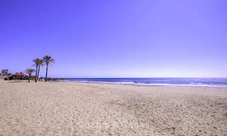 Apartamentos en venta en “Golden Beach”, un complejo residencial en primera línea de playa en Elviria, Marbella Este 805279 