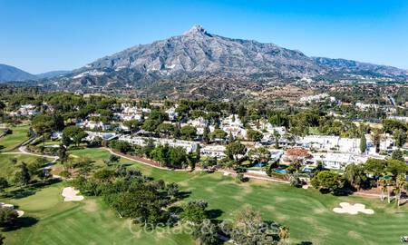 Casas en venta en “Peña Blanca” una urbanización con seguridad 24h, junto al campo de golf Aloha en Nueva Andalucía, Marbella 805202