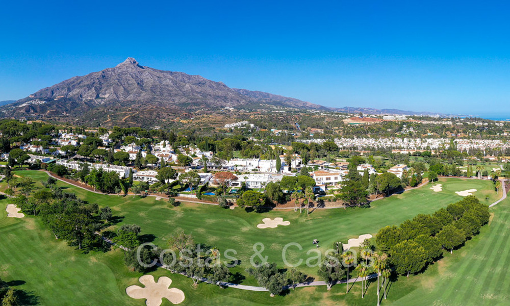 Casas en venta en “Peña Blanca” una urbanización con seguridad 24h, junto al campo de golf Aloha en Nueva Andalucía, Marbella 805203
