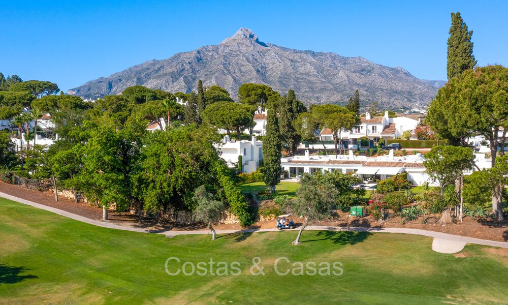 Casas en venta en “Peña Blanca” una urbanización con seguridad 24h, junto al campo de golf Aloha en Nueva Andalucía, Marbella 805204