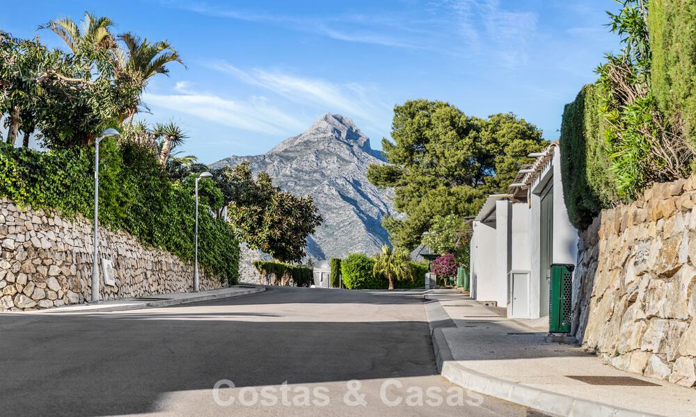 Casas en venta en “Peña Blanca” una urbanización con seguridad 24h, junto al campo de golf Aloha en Nueva Andalucía, Marbella 805229