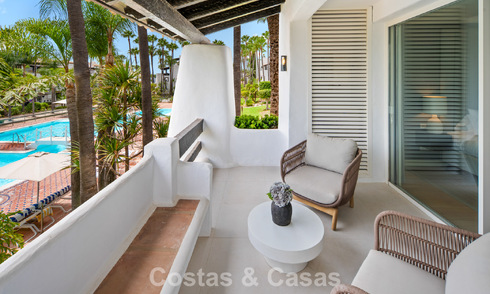 Exclusivo apartamento renovado de 3 dormitorios en venta en Puente Romano, Marbella Golden Mile 805747
