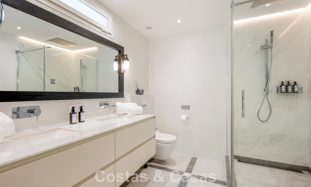 Exclusivo apartamento renovado de 3 dormitorios en venta en Puente Romano, Marbella Golden Mile 805757