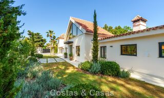 Lujosa villa con piscina climatizada en venta, en primera línea de playa cerca de Puerto Banús y San Pedro, Marbella 805777 