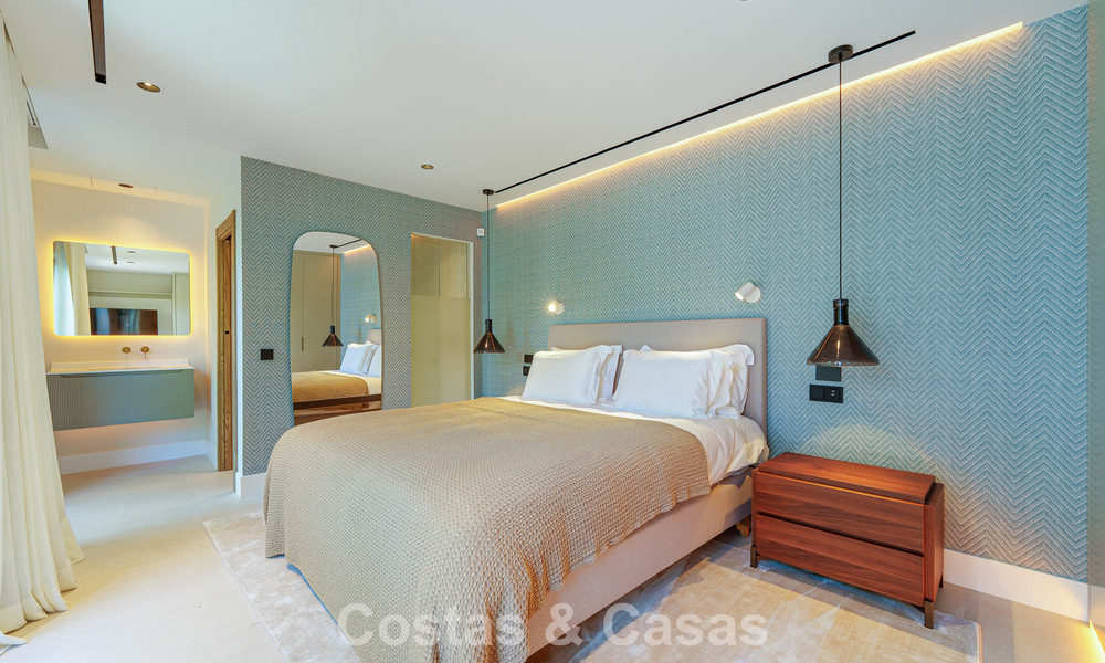 Lujosa villa con piscina climatizada en venta, en primera línea de playa cerca de Puerto Banús y San Pedro, Marbella 805778