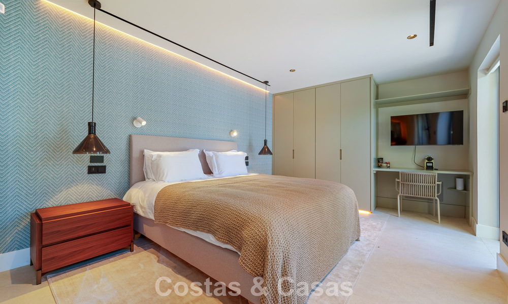 Lujosa villa con piscina climatizada en venta, en primera línea de playa cerca de Puerto Banús y San Pedro, Marbella 805779