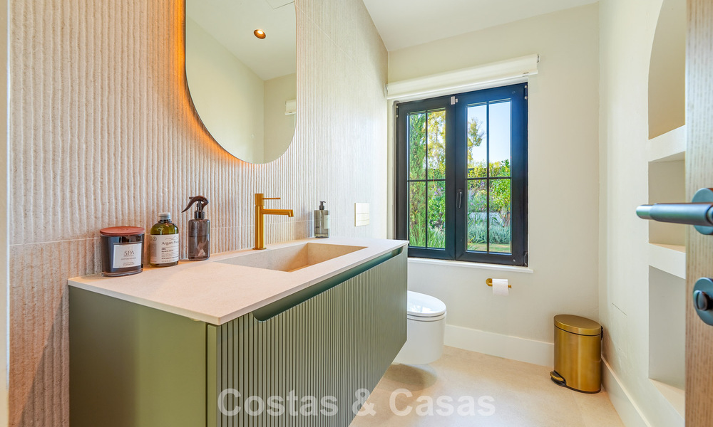 Lujosa villa con piscina climatizada en venta, en primera línea de playa cerca de Puerto Banús y San Pedro, Marbella 805780