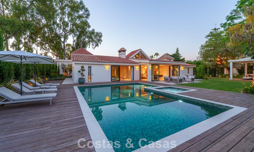 Lujosa villa con piscina climatizada en venta, en primera línea de playa cerca de Puerto Banús y San Pedro, Marbella 805781