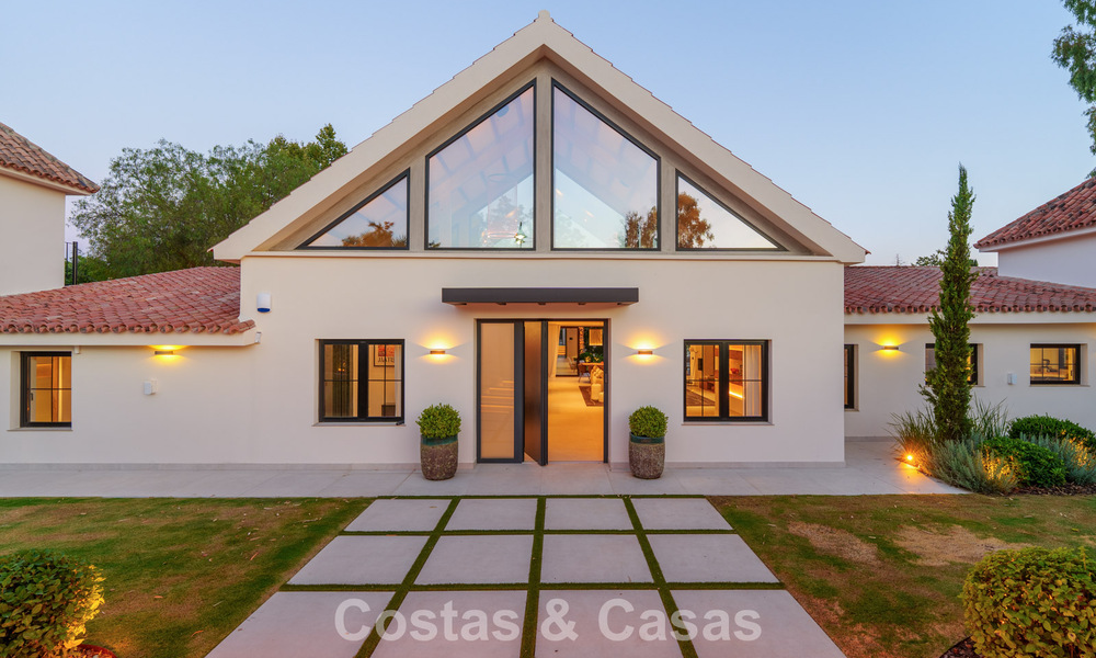 Lujosa villa con piscina climatizada en venta, en primera línea de playa cerca de Puerto Banús y San Pedro, Marbella 805782