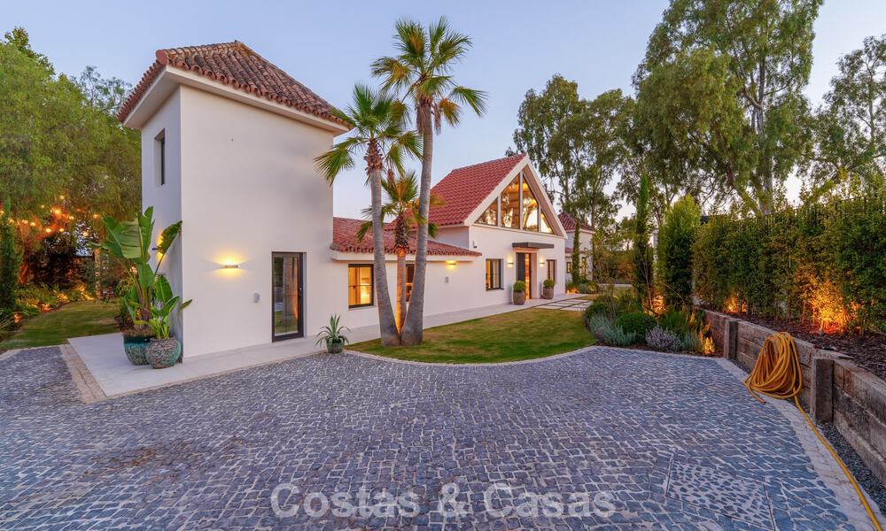 Lujosa villa con piscina climatizada en venta, en primera línea de playa cerca de Puerto Banús y San Pedro, Marbella 805783