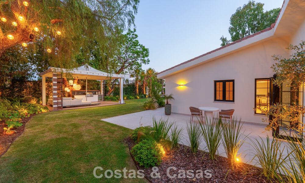 Lujosa villa con piscina climatizada en venta, en primera línea de playa cerca de Puerto Banús y San Pedro, Marbella 805785