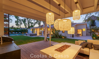 Lujosa villa con piscina climatizada en venta, en primera línea de playa cerca de Puerto Banús y San Pedro, Marbella 805786 