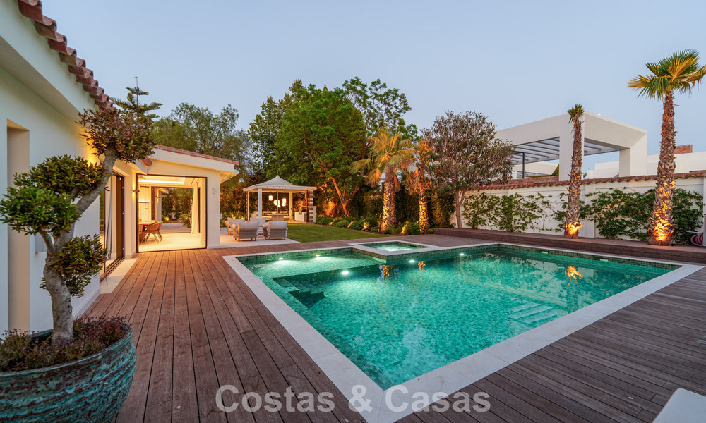 Lujosa villa con piscina climatizada en venta, en primera línea de playa cerca de Puerto Banús y San Pedro, Marbella 805787