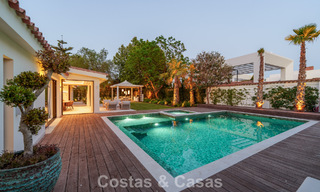 Lujosa villa con piscina climatizada en venta, en primera línea de playa cerca de Puerto Banús y San Pedro, Marbella 805787 