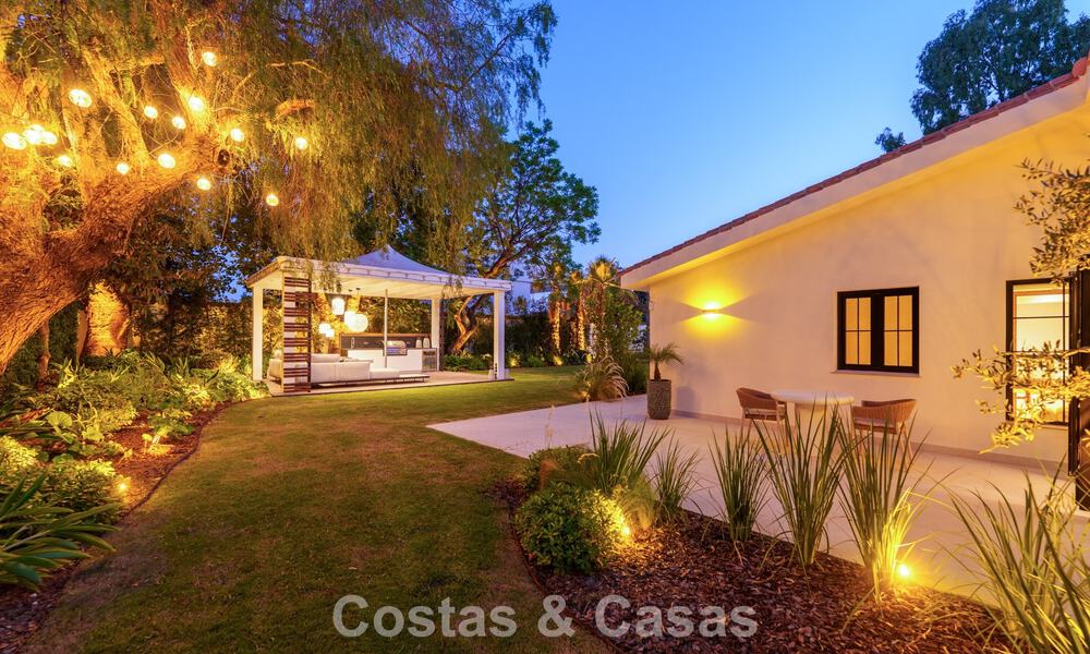 Lujosa villa con piscina climatizada en venta, en primera línea de playa cerca de Puerto Banús y San Pedro, Marbella 805789