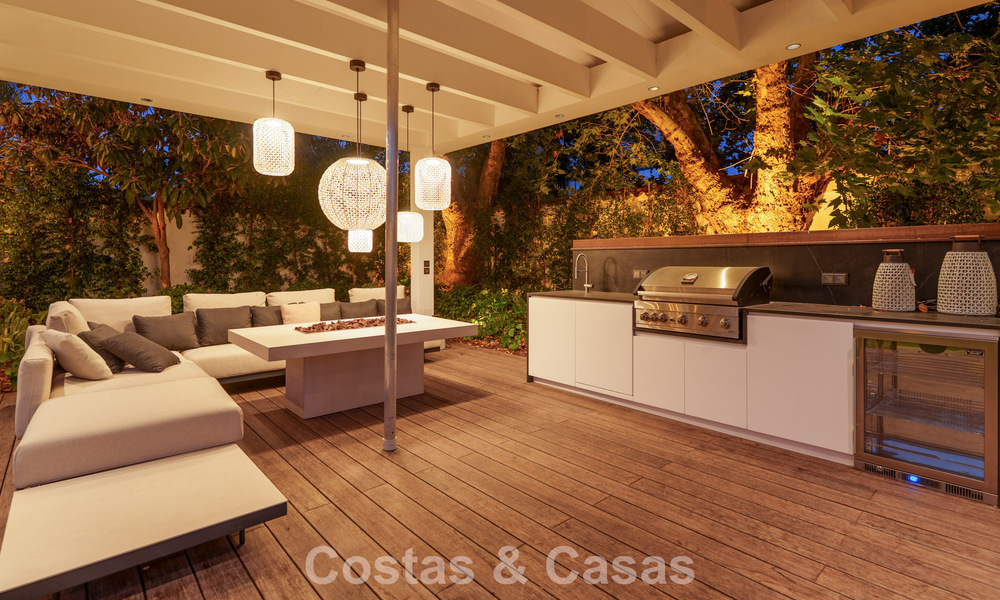 Lujosa villa con piscina climatizada en venta, en primera línea de playa cerca de Puerto Banús y San Pedro, Marbella 805790