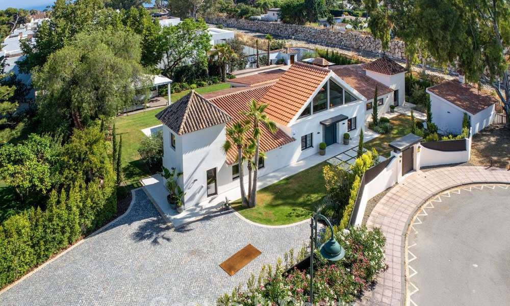Lujosa villa con piscina climatizada en venta, en primera línea de playa cerca de Puerto Banús y San Pedro, Marbella 805791