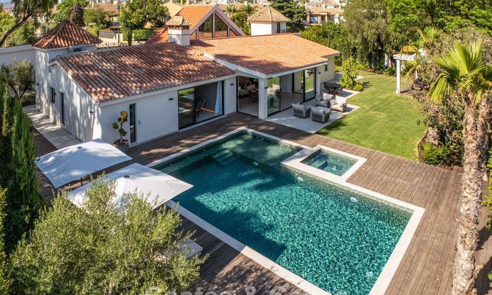Lujosa villa con piscina climatizada en venta, en primera línea de playa cerca de Puerto Banús y San Pedro, Marbella 805792