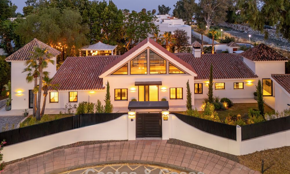 Lujosa villa con piscina climatizada en venta, en primera línea de playa cerca de Puerto Banús y San Pedro, Marbella 805796
