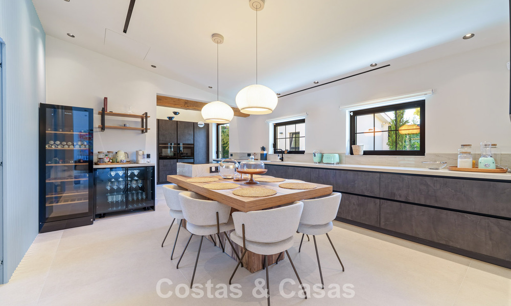 Lujosa villa con piscina climatizada en venta, en primera línea de playa cerca de Puerto Banús y San Pedro, Marbella 805797