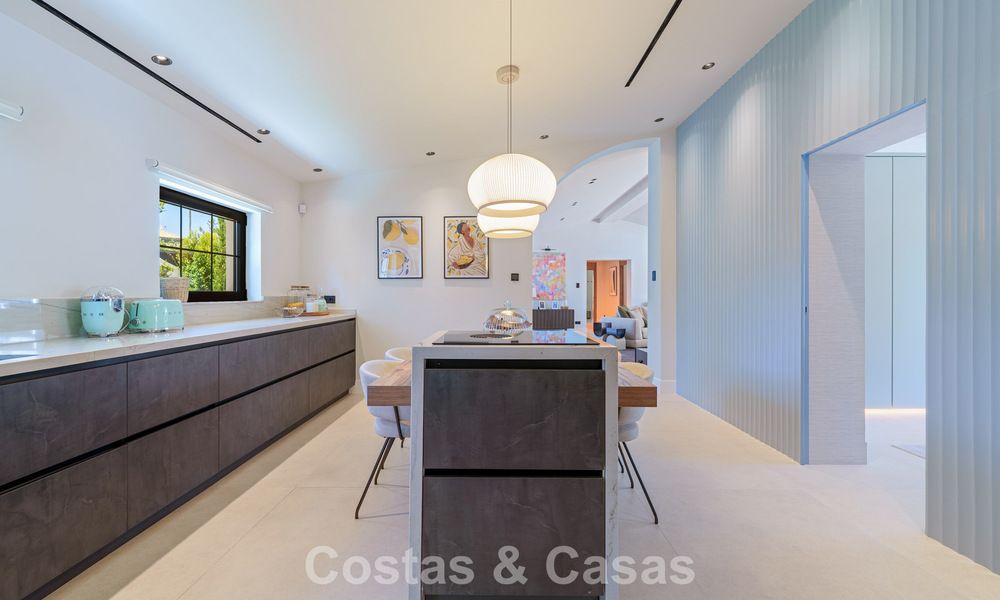 Lujosa villa con piscina climatizada en venta, en primera línea de playa cerca de Puerto Banús y San Pedro, Marbella 805799