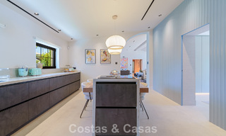 Lujosa villa con piscina climatizada en venta, en primera línea de playa cerca de Puerto Banús y San Pedro, Marbella 805799 