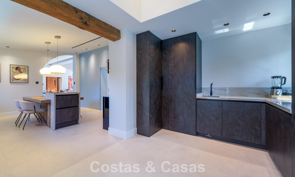 Lujosa villa con piscina climatizada en venta, en primera línea de playa cerca de Puerto Banús y San Pedro, Marbella 805800