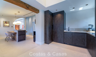 Lujosa villa con piscina climatizada en venta, en primera línea de playa cerca de Puerto Banús y San Pedro, Marbella 805800 