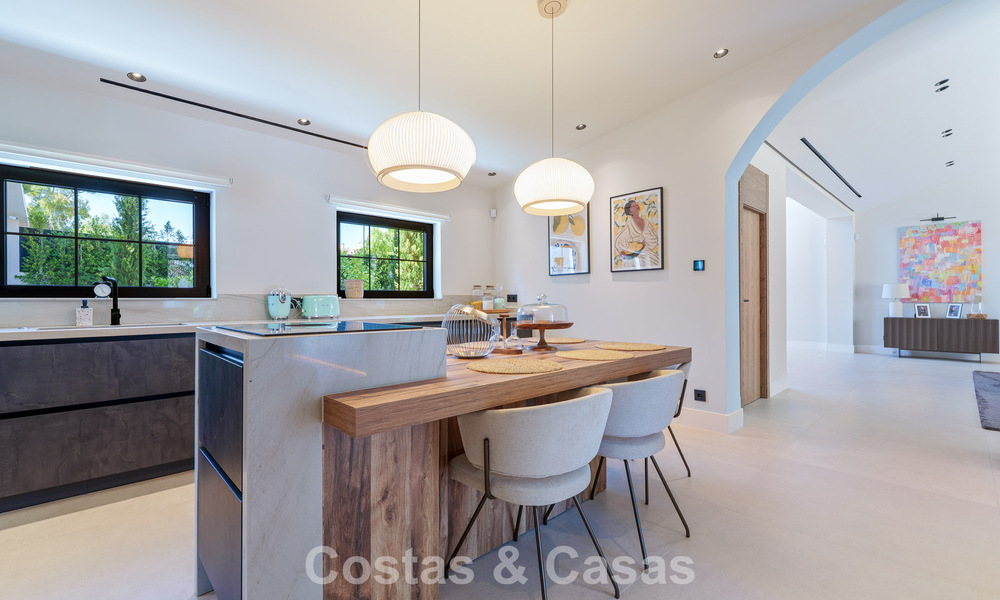 Lujosa villa con piscina climatizada en venta, en primera línea de playa cerca de Puerto Banús y San Pedro, Marbella 805801