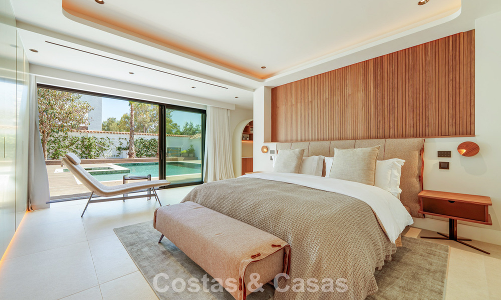Lujosa villa con piscina climatizada en venta, en primera línea de playa cerca de Puerto Banús y San Pedro, Marbella 805802