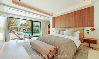 Lujosa villa con piscina climatizada en venta, en primera línea de playa cerca de Puerto Banús y San Pedro, Marbella 805802 