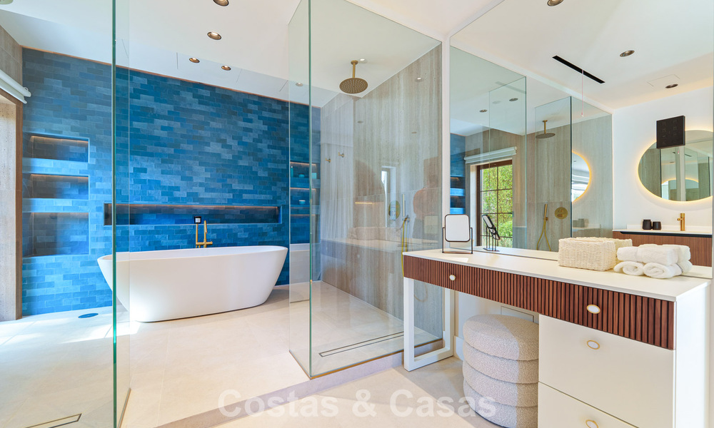 Lujosa villa con piscina climatizada en venta, en primera línea de playa cerca de Puerto Banús y San Pedro, Marbella 805805