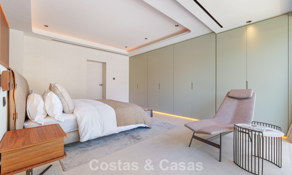 Lujosa villa con piscina climatizada en venta, en primera línea de playa cerca de Puerto Banús y San Pedro, Marbella 805808