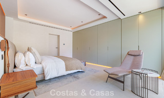 Lujosa villa con piscina climatizada en venta, en primera línea de playa cerca de Puerto Banús y San Pedro, Marbella 805808 