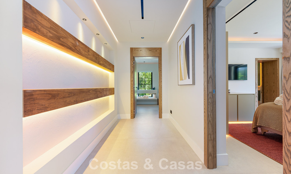 Lujosa villa con piscina climatizada en venta, en primera línea de playa cerca de Puerto Banús y San Pedro, Marbella 805812