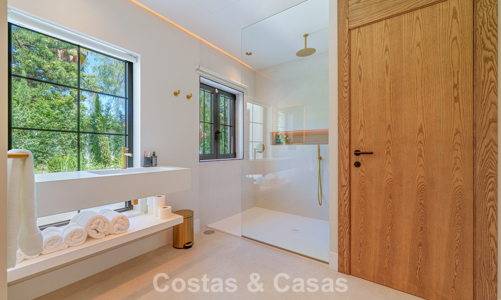 Lujosa villa con piscina climatizada en venta, en primera línea de playa cerca de Puerto Banús y San Pedro, Marbella 805813