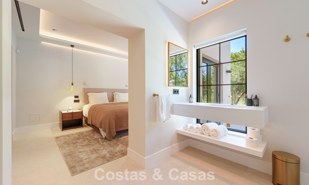 Lujosa villa con piscina climatizada en venta, en primera línea de playa cerca de Puerto Banús y San Pedro, Marbella 805814