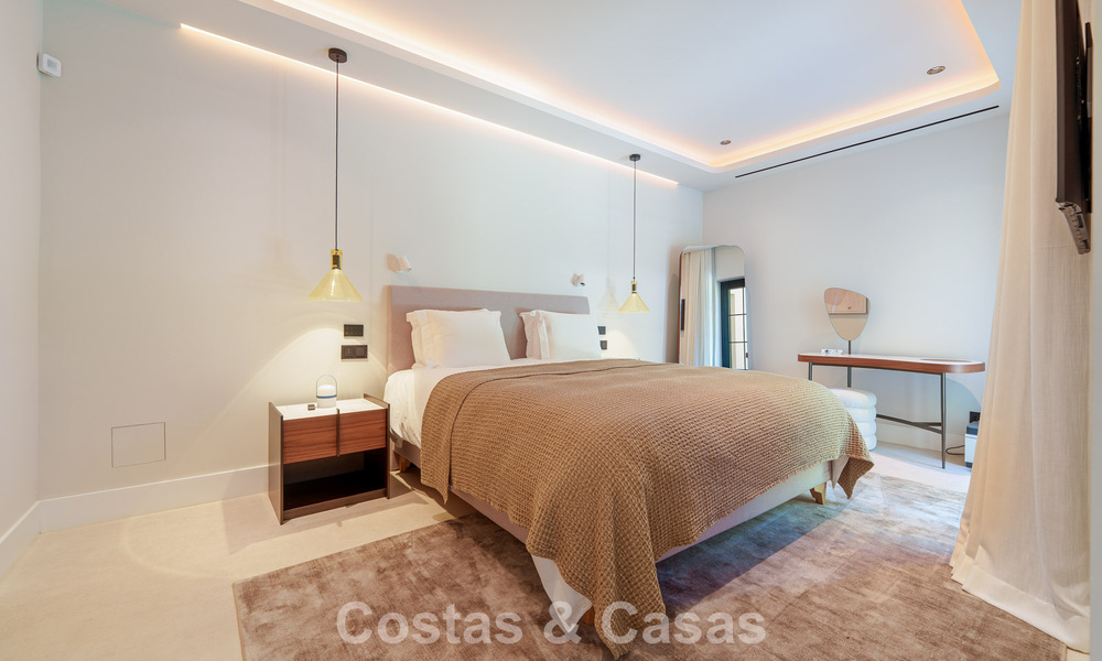 Lujosa villa con piscina climatizada en venta, en primera línea de playa cerca de Puerto Banús y San Pedro, Marbella 805815