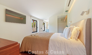 Lujosa villa con piscina climatizada en venta, en primera línea de playa cerca de Puerto Banús y San Pedro, Marbella 805818 